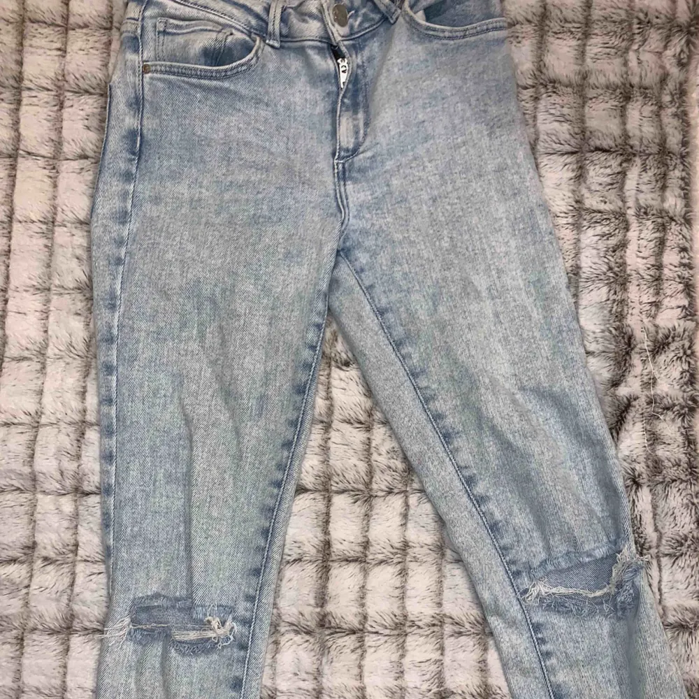 Snygga byxor som passar både storlekarna m och s, men bäst för storleken m, bra skick och mycket stetchiga. Jeans & Byxor.