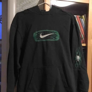  - Frakten är inräknad i priset! Mörkgrön Hoodie från Nike med cool brodering på bröstet och armen. Det står ingen storlek men jag skulle gissa på S/M, dock är armarna ganska korta så den passar nog en XS eller någon med korta armar bättre. Skriv för frågor!
