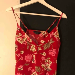  - Så mjuk o bekväm satin klänning som aldrig kommit till användning 