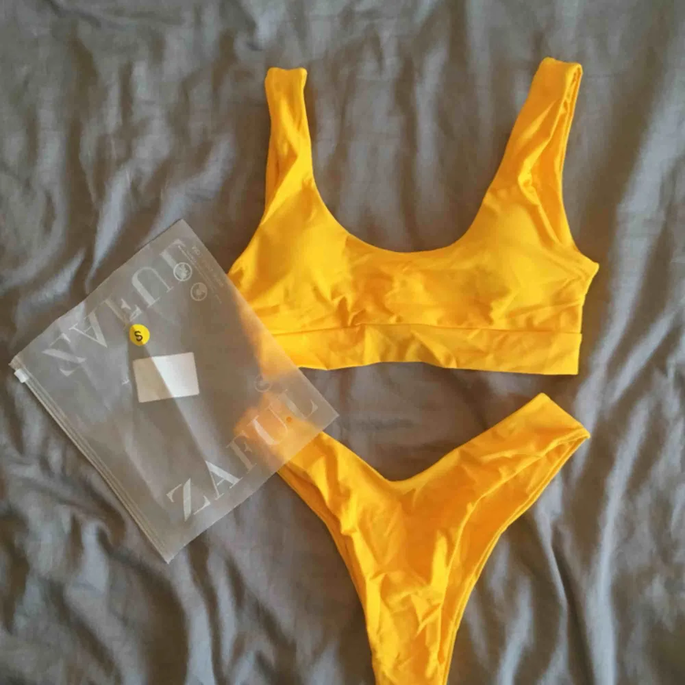 Oanvänd gul bikini från Zaful i storlek S! . Övrigt.