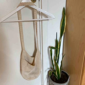 Virkad väska - Virkad väska i färgen vaniljvit. Fin till stranden👒 köparen står för 🚚. Lite smuts, går att tvätta bort