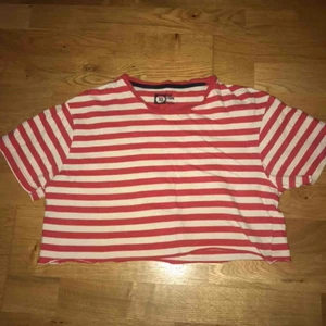  - uppklippt randig t-shirt, gott skick. ganska kort passform. gott skick! möter upp i stockholm eller uppsala, annars betalar köparen frakt 