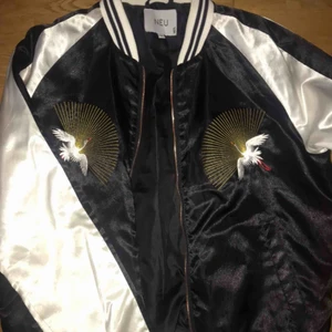  - glossy jacka från lager 157. köpt 2017, knappt använd sen dess. fint broderi på framsidan, perfekt till sommaren !! möter upp i stockholm och uppsala, annars betalar köparen frakt 