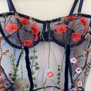  - Budgivning på en super fin broderad mesh body med öppen rygg! Aldrig använt, köpte online och märkte att kuporna var för små för mig som har 75D. Står L men passar M!