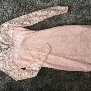  - Jätte söt klänning som bara är använd fåtal gånger!! frakt tillkommer 