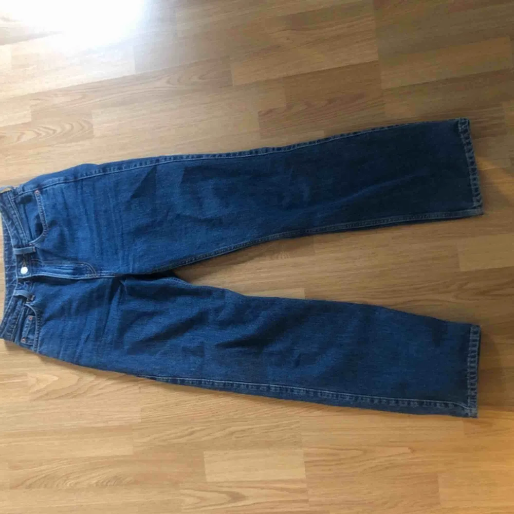 Snygga weekday jeans i modellen row säljes! BUDA! Om någon budar högre än dig under 24 h går budgivningen vidare😊 Jag står inte för frakten!. Jeans & Byxor.