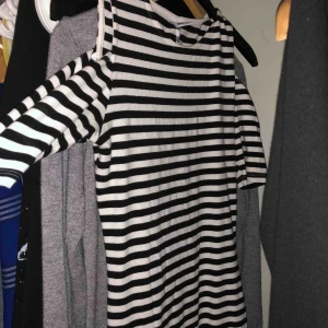  - Fin tajt klänning som tyvärr blivit för liten. Den går ner till låren, lite över knäna på mig som är 163 cm lång!❤️ 