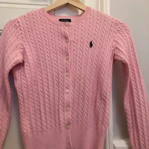  - Passar xs. Supergullig kofta. Inte använd alls många gånger och säljer då den inte kommer till användning. Bra skick😍