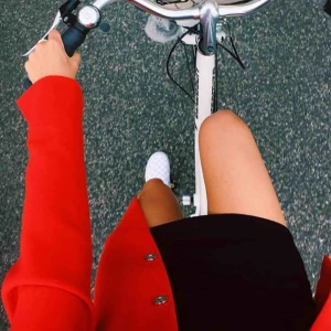  - Röd tunn kappa från Lindex. Frakt (63kr) ingår i priset