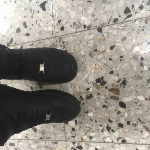 Nike air force  - Säljer mina svarta air force 1 som jag endast använt i ca 2 månader. Det är sköna skor som är så enkla att gå med.Säljer dom för 300