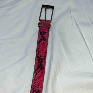  - As gulligt rosa/rött skärp me ormskinnsmönster!