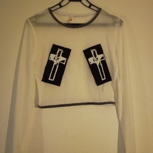 Meshtopp med tygmärken  - Ej använd. Mesh/genomskinligt vit croptop. De gråa linjerna har jag själv fyllt i med tuschpenna, kom pyttelite utanför på typ två ställen men är så litet att det inte syns på håll