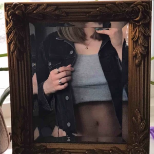  - Svart cropped jeansjacka från na-kd ft. Andrea Hederstedt❤️ köpt förra året. Frakt tillkommer🥰