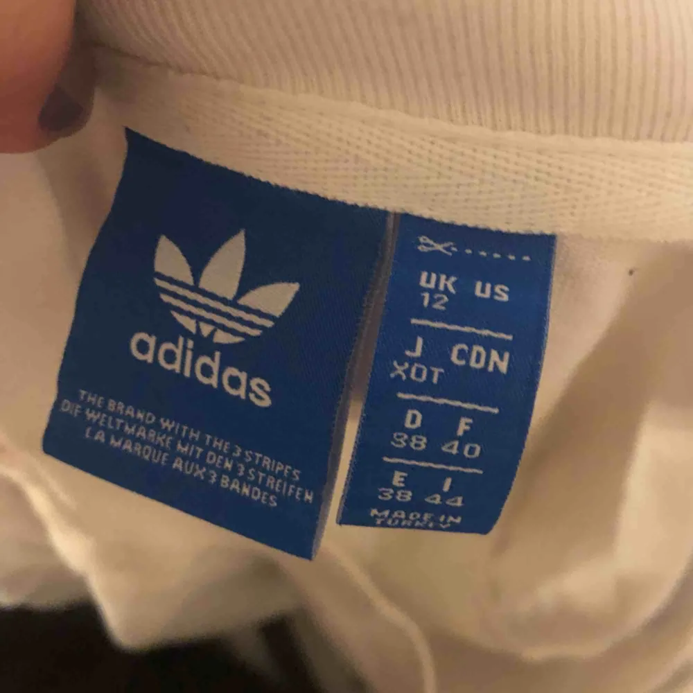 Vit adidas tröja med militär tryck. Fösta bilen är t-shirten instoppad.. T-shirts.