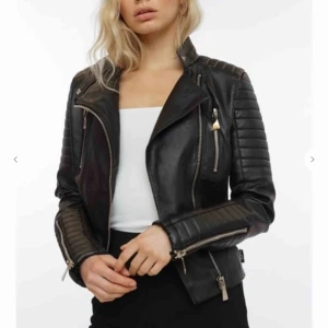  - Jacka från Chiquelle i läderimitation. Storlek 36 men skulle säga att den passar 34-36. Bilderna är tagna från hemsidan. Skicket är 10/10. Skriv för fler bilder. Priset kan diskuteras 