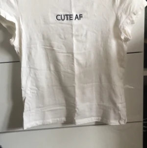 T-shirt  - Basic vit t-shirt från HM storlek M men liten i storlek.frakten ingår ej