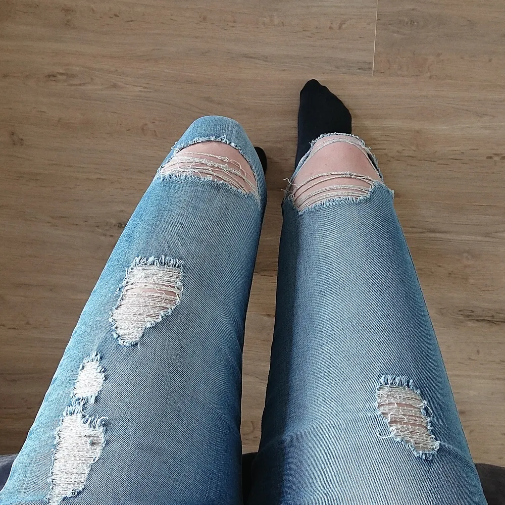 Distressed Jeans i storlek S (står 38 men passar mig som brukar ha S och XS). Ganska använda men det är inget fel på dem. 60 kr, köpare står för frakt 💕. Jeans & Byxor.