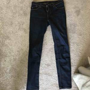 Mörkblåa tajta/raka jeans från Armani. Använda ett fåtal gånger. Kan mötas upp i stockholm eller frakta (köparen står för frakt)