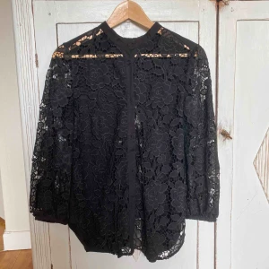  - Superfin blus från French Connection med cool detalj baktill. Köpt för ca 1500kr i deras butik i London. 