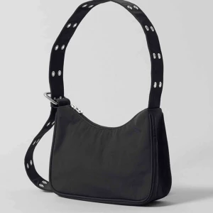  - Väska från weekday använd 1 gång så i nyskick ( lånad bild )