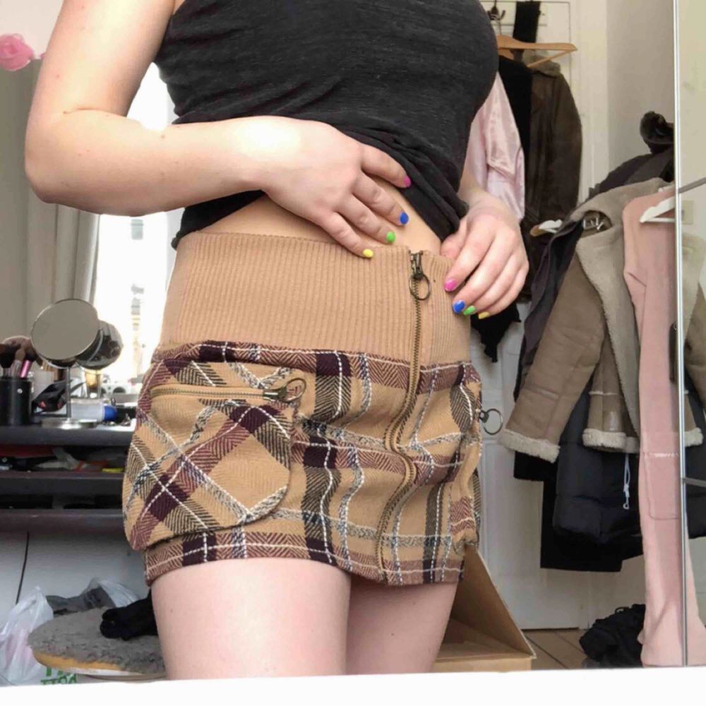 Cool lite tjockare kjol från h&m, lite kortare modell och riktigt skön💕 Det finns två fickor framtill och även en dragkedja som går hela vägen uppifrån och ner. Kjolar.