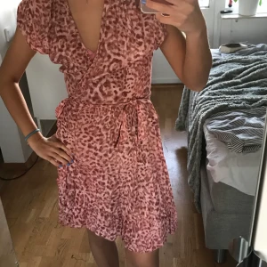 Klänning, Ravn - Supersöt klänning i rosa leopard. Svårt att göra den rättvis på bild så skriv till mig för fler bilder! Skulle säga att den funkar för M,  S och XS. Nypris ca 1800 kr