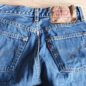  - ett par snygga levi's jeans som är använda ett fåtal gånger då de varit lite för små för mig. storleken är 26 i waist och 30 i length vilket motsvarar xs.