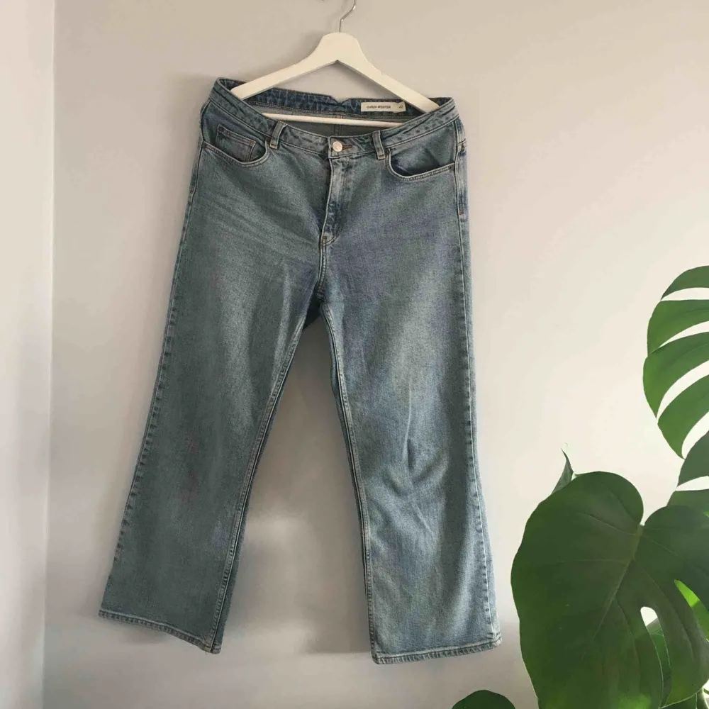 Somriga jeans från Carin Wester. Kort modell. Sparsamt använda, säljer pga fel storlek. Är ett veck i knät, ingen fläck (äger dessvärre inget strykjärn :)). Jeans & Byxor.