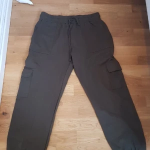 Cargo byxor - Säljer pga för små. Strl S.