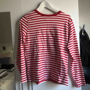  - Basic vit och röd-randig longsleeve från H&M 