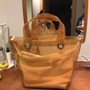  - Genomskinlig väska från Zara, använd ett fåtal gånger. Gott skick! 