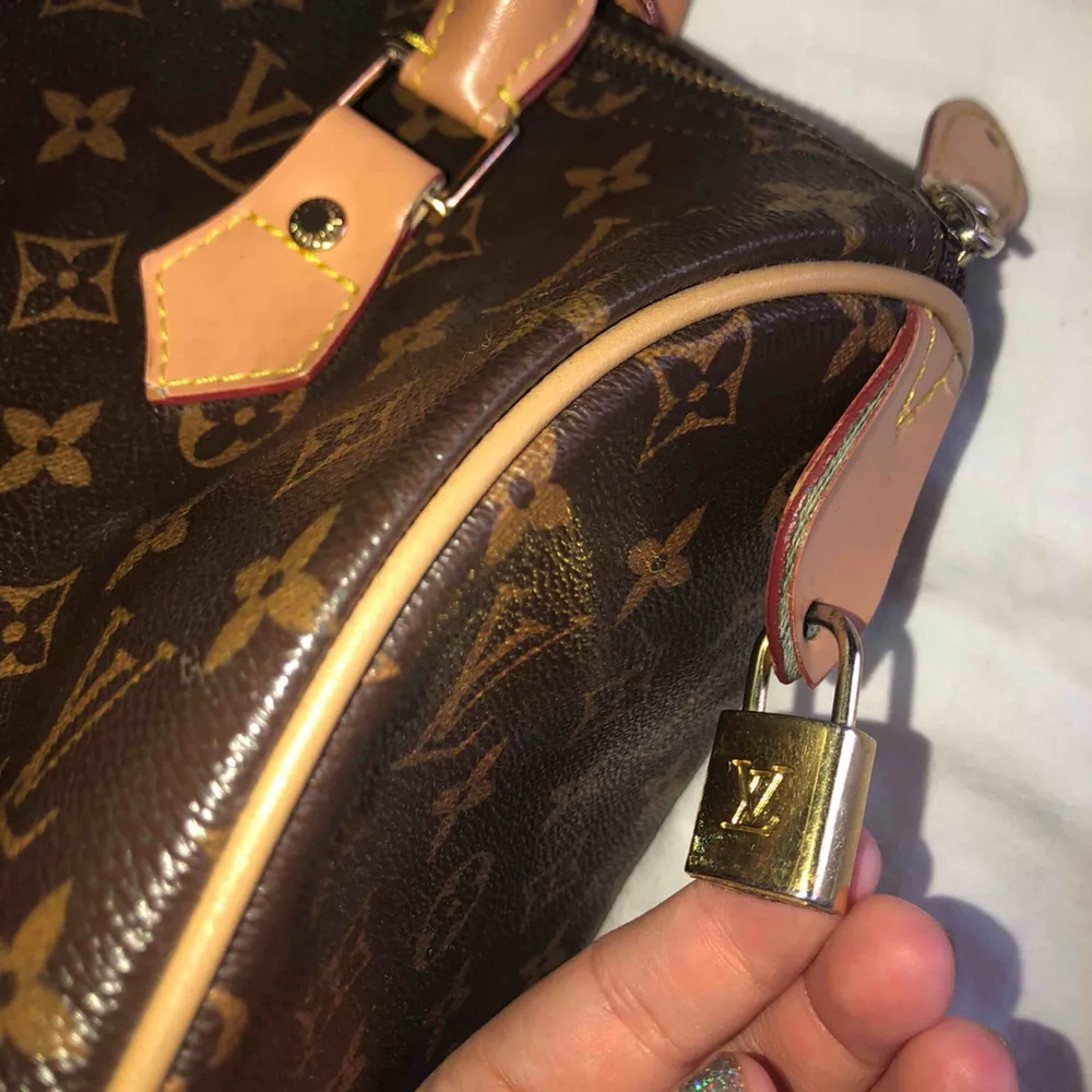 AA kopia av Louis Vuitton, mindre modell med snyggt LV hänglås! Fint skick, lite slitna på insidan av handtaget men inget som märks! Billigare vid snabb affär, FÖRST TILL KVAR 458kr inklusive frakt!. Väskor.