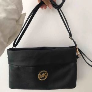  - Söt väska ifrån Michael Kors köpt secondhand, inte äkta alltså. Fint skick. Frakt 40kr