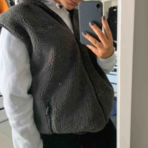  - teddyväst köpt på secondhand 🌼 fraktas mot kostnad 