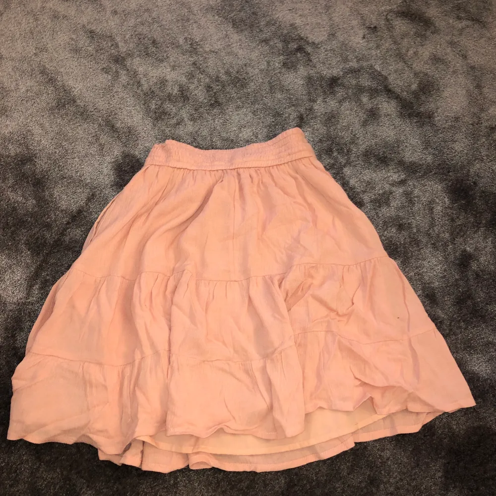 En gullig rosa kjol från hollister. Fint skick! Storlek xs. Betalas via swish och priset är inklusive frakt!😊. Kjolar.