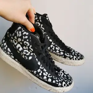 Nike-Sneakers med svart/vitt leopard-mönster och svart Nike-logga. 🦓✅🦓. Storlek 39. Fint skick.