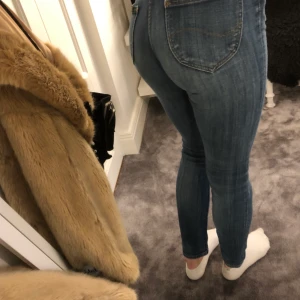 Fina jeans från Lee - Det är ett par snygga jeans från Lee. Jeansen är ett par lågmidjade jeans med en fin mörkare jeansfärg. De är något långa för mig, jag är 163 cm. Betalas via swish och priset är inklusive frakt!😊