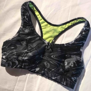  - Super fin och skön sport bh Inte mycket använd! Frakten ingår i priset!