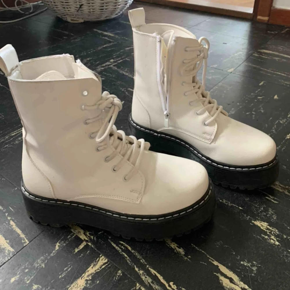 Snygga vita boots som endast är använda en gång! 💕💕. Skor.