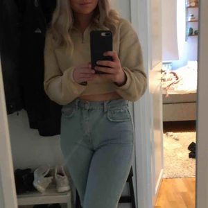 Trendig sweatshirt från Nelly - Fin beige tröja från Nelly. Tröjan är endast använd ett fåtal gånger