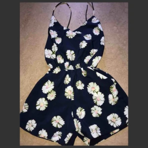  - Världens sötaste Playsuit!! Väldigt och mjuk i materialet, säljer pga av den blivit för liten för mig 