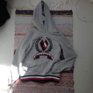 Jätteskön hoodie från Tommy Hilfiger. Köpt i Italien :)
