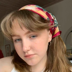  - Fri frakt! Jättefin scarf som går att använda tex i håret eller som topp. Blommigt mönster i fina färger. Mått 70x70cm.