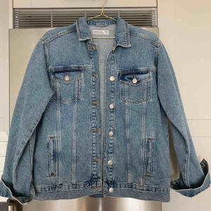  - Säljer nu min superfina men knappt använda jeansjacka.