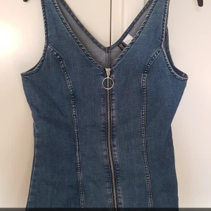 Formpassande jeans klänning - Superbra skick, och supersnygg! Har flera annonser ute så gå in på min profil för att se om du hittar något du gillar!