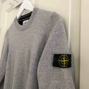  - Stone island junior, ulltröja! Såå skön, har blivit lite för liten för mig nu. Nypris 1800kr. Säljer ut massor på min sida så kolla gärna och få billigare om du köper mer saker!! 🧚🏼‍♀️