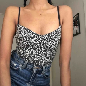  - Body från American Apparel. Köpt för många år sedan. Svart/vit ✨✨storlek XS