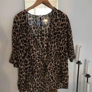  - Leopardmönstrad blus, storlek 36.  Kan skickas, köpare betalat frakt