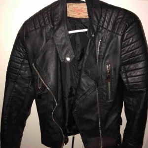  - Alla dragkedjor funkar och jackan är i gott skick. Passar till allt. Enda som saknas är ett spänne längst ner på jackan går dock att stänga i allafall. 