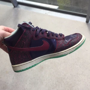 Nikeskor - Skor från Nike köpta i USA. Strl 38.5 men jag har 37/38 i vanliga fall och det har funkat det med. Har slitningar på insidan, syns inte jättemycket när man har dem på. Köparen betalar frakt.